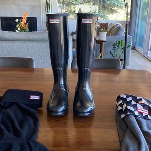 Tall black gloss Hunter boots and 2 pair fleece liners!